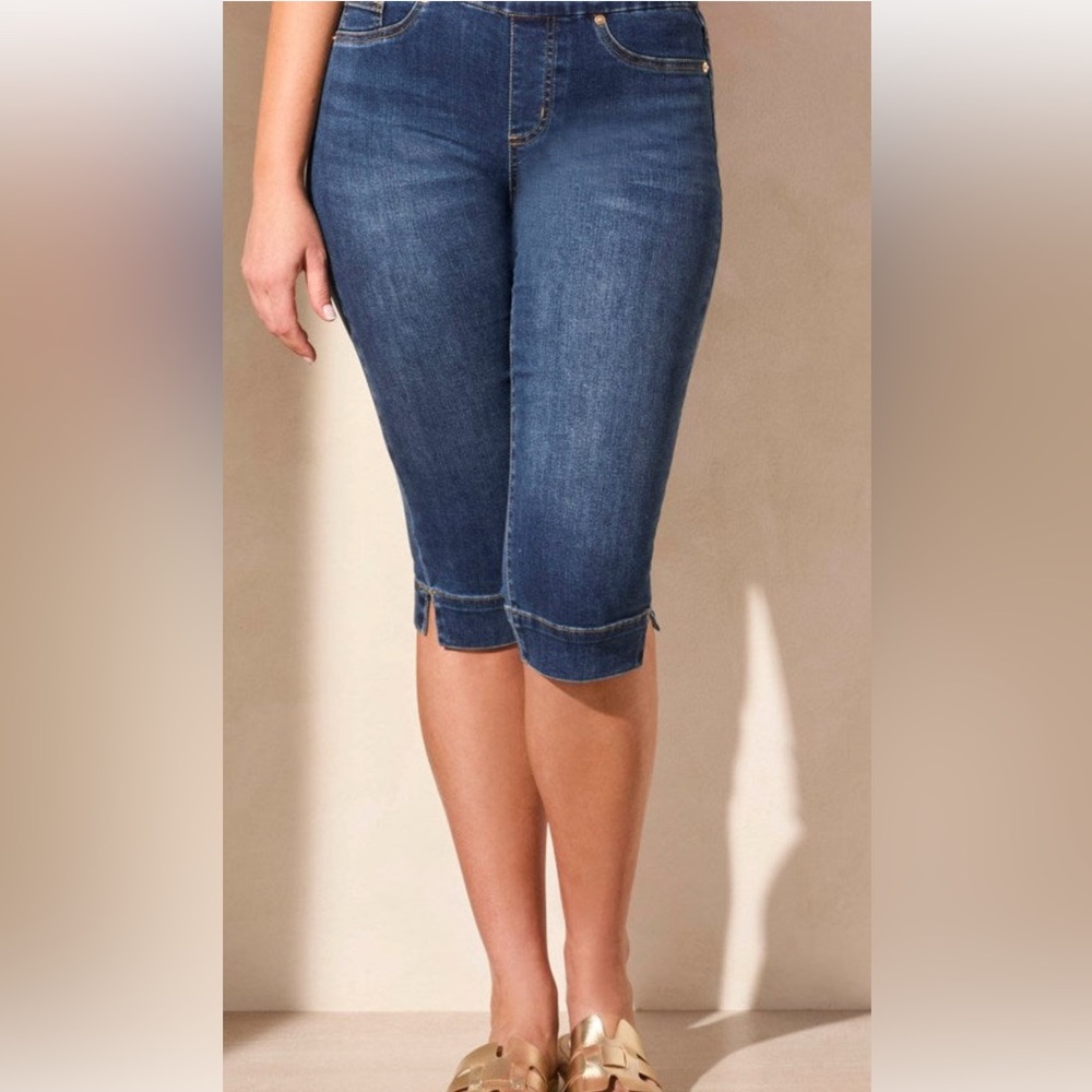 Women’s blue denim jeans capri